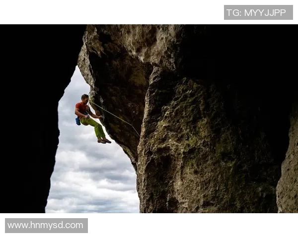 广州攀岩队包夹战术解析与攀岩热点发展趋势探讨 广州攀岩队包夹战术解析与攀岩热点发展趋势探讨