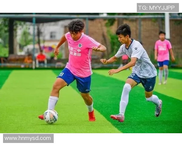 潮流兄弟与足球明星的完美结合展现青春活力与运动激情 潮流兄弟与足球明星的完美结合展现青春活力与运动激情