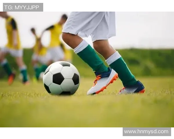 足球明星与模特的魅力碰撞帅照展现运动与时尚的完美结合 足球明星与模特的魅力碰撞帅照展现运动与时尚的完美结合